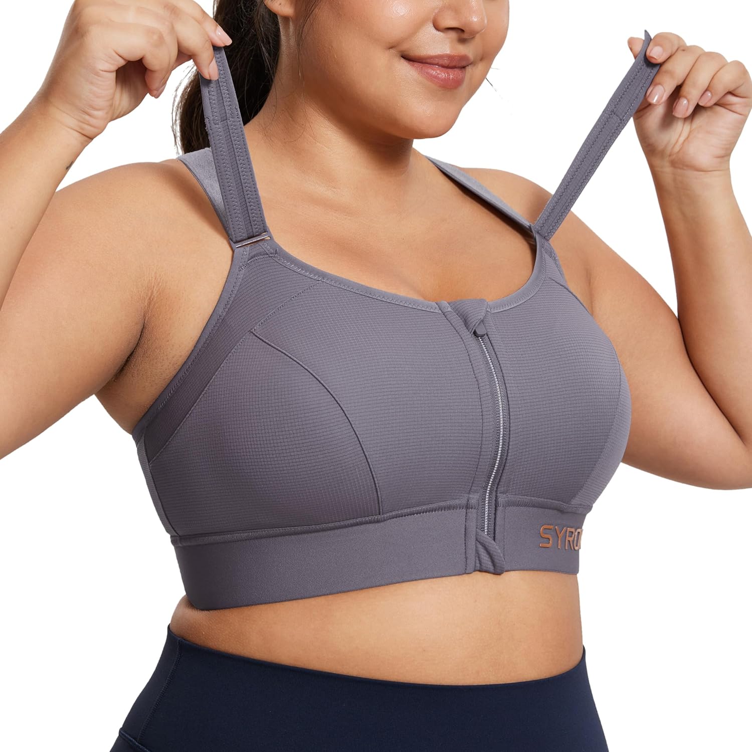 Femme portant le soutien-gorge de sport lors d'une séance d'entraînement