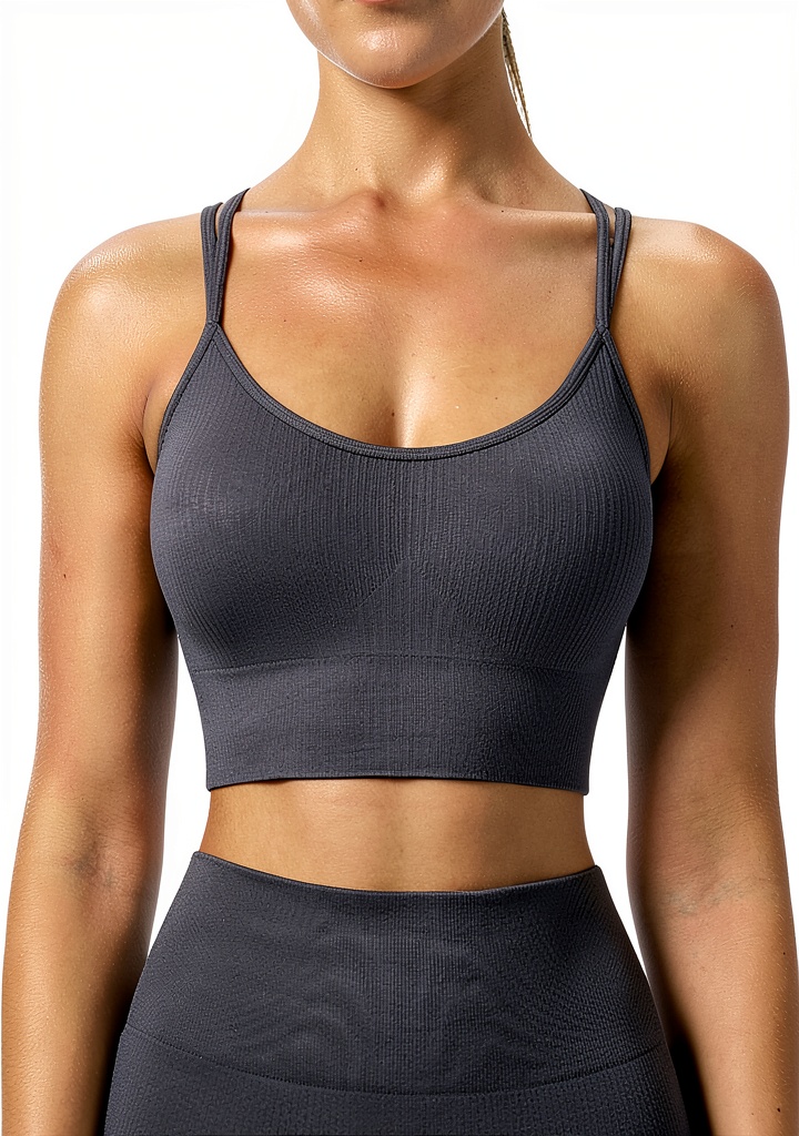 Femme portant le soutien-gorge de sport Briskorry noir sans armatures lors d'une séance de yoga